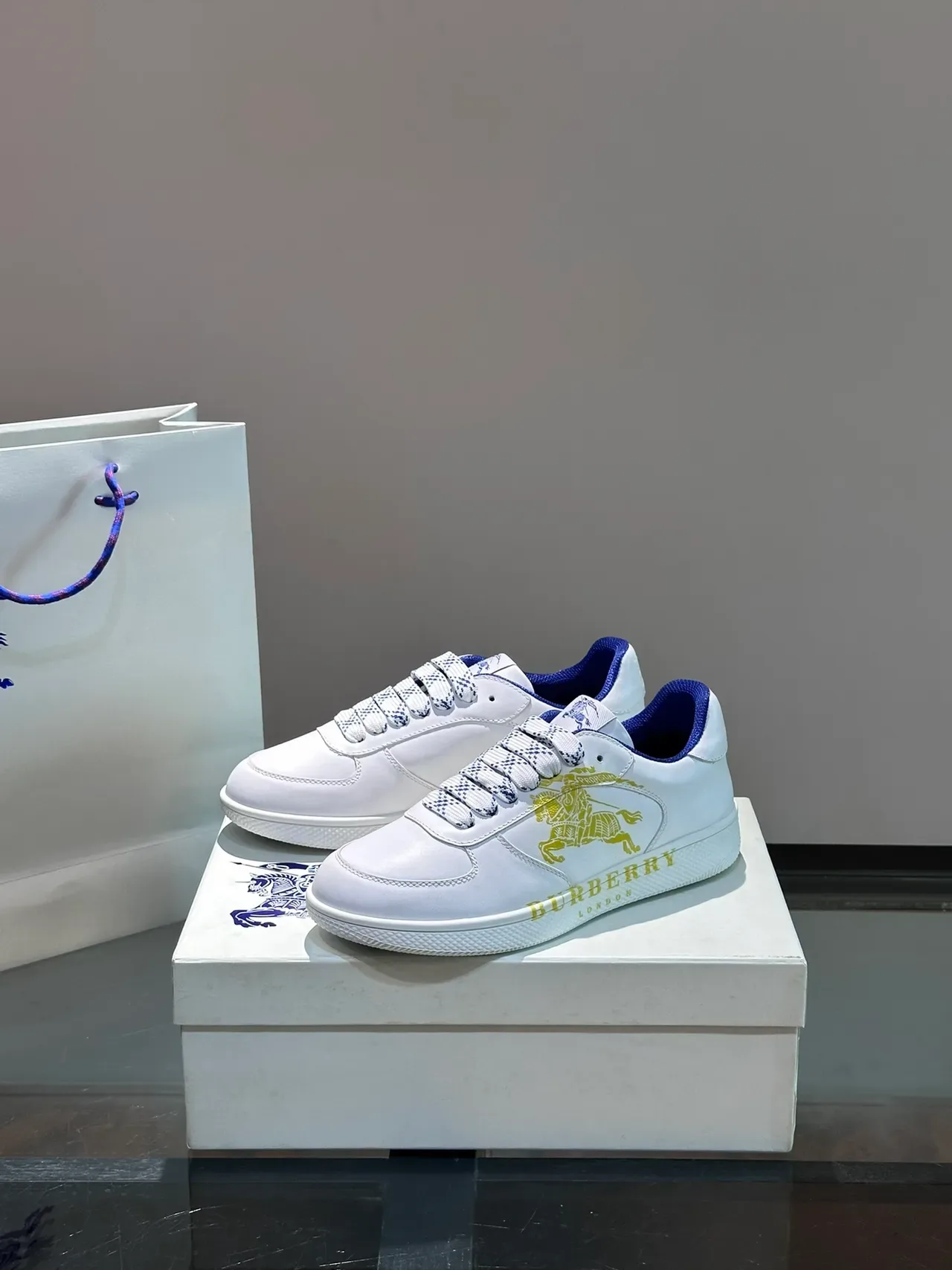 Burberry Knight Sneakers Lifestyle Brancas e Azuis com Logo Dourado 5