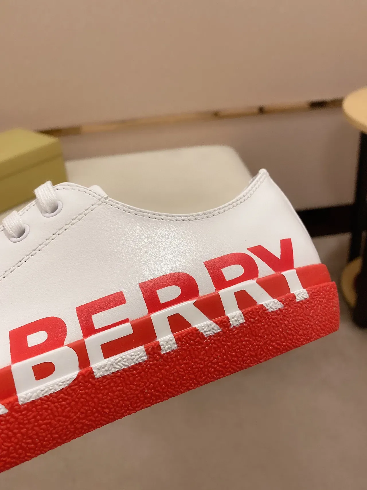 Burberry Logo-Print Blanc et Rouge Lifestyle Sneakers 4