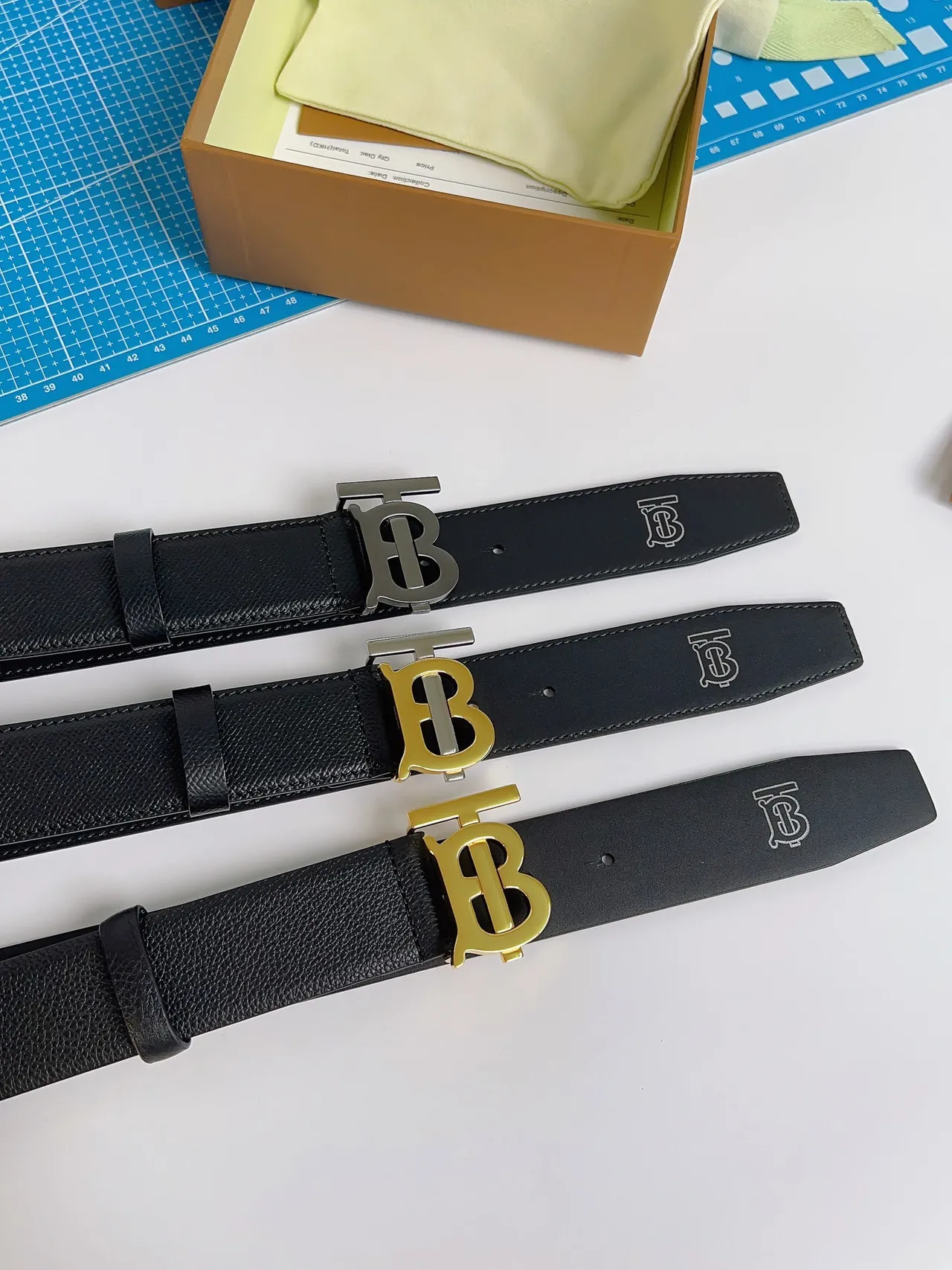 Burberry TB Belt couro preto texturizado fivela monograma dourado couro cinto 2