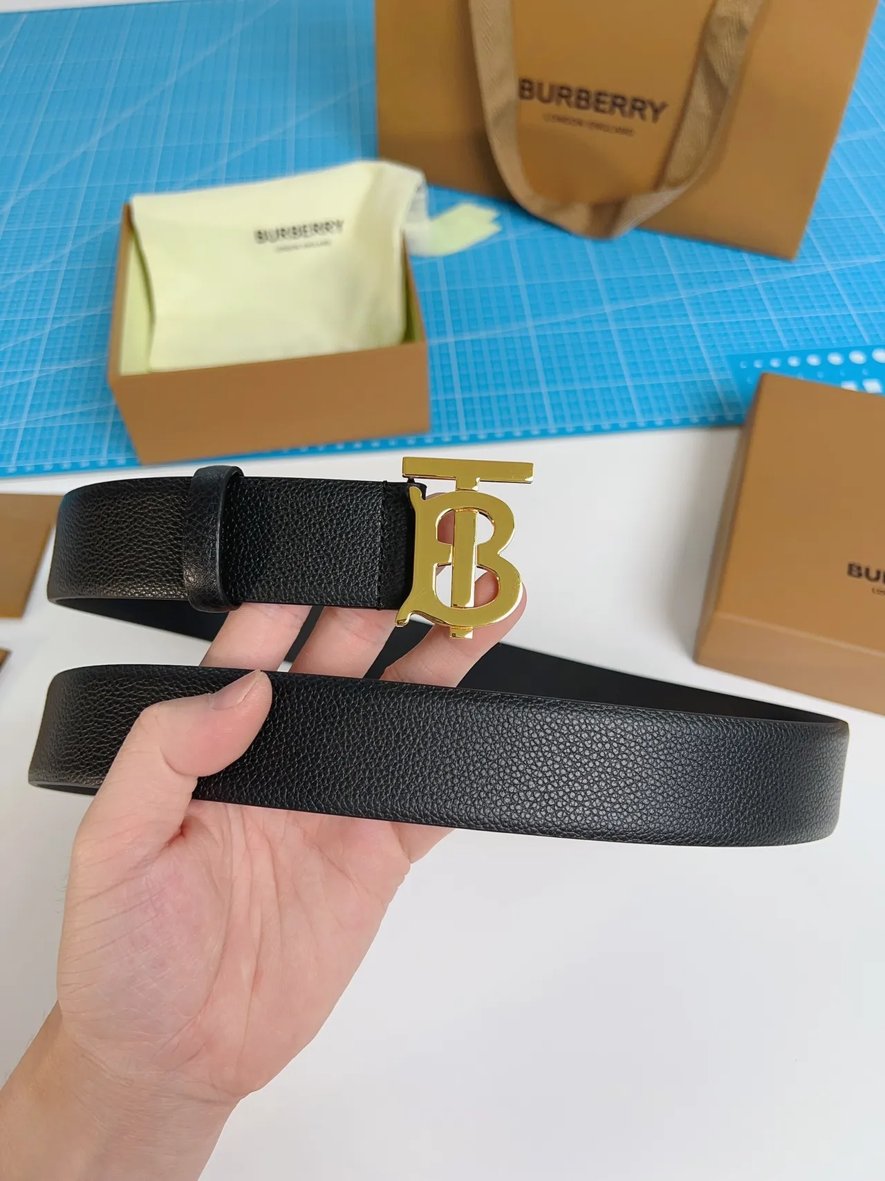 Burberry TB Belt couro preto texturizado fivela monograma dourado couro cinto 3