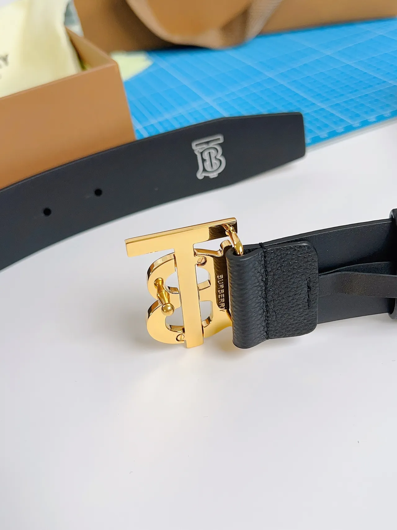 Burberry TB Belt couro preto texturizado fivela monograma dourado couro cinto 4