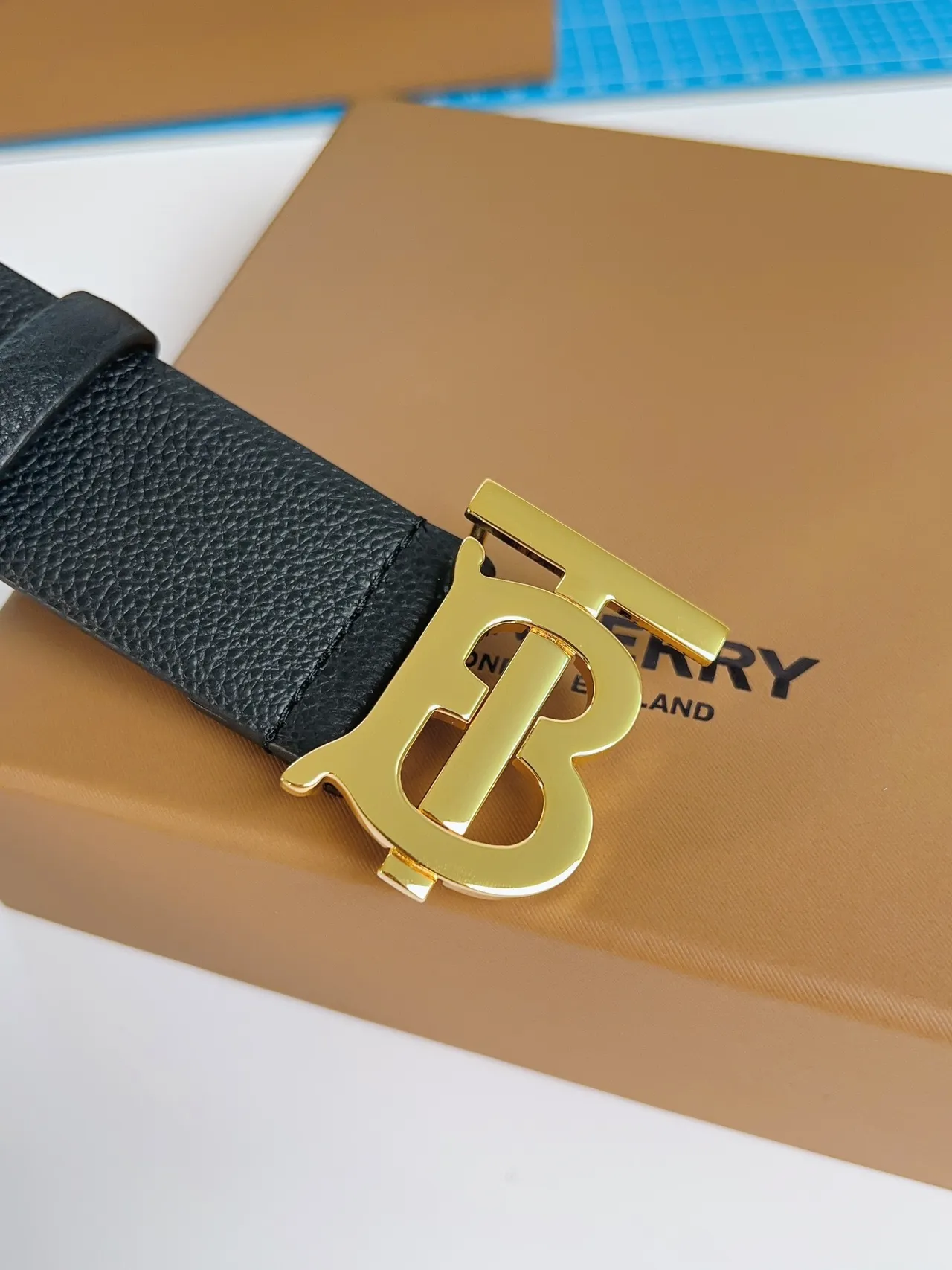 Burberry TB Belt couro preto texturizado fivela monograma dourado couro cinto 5