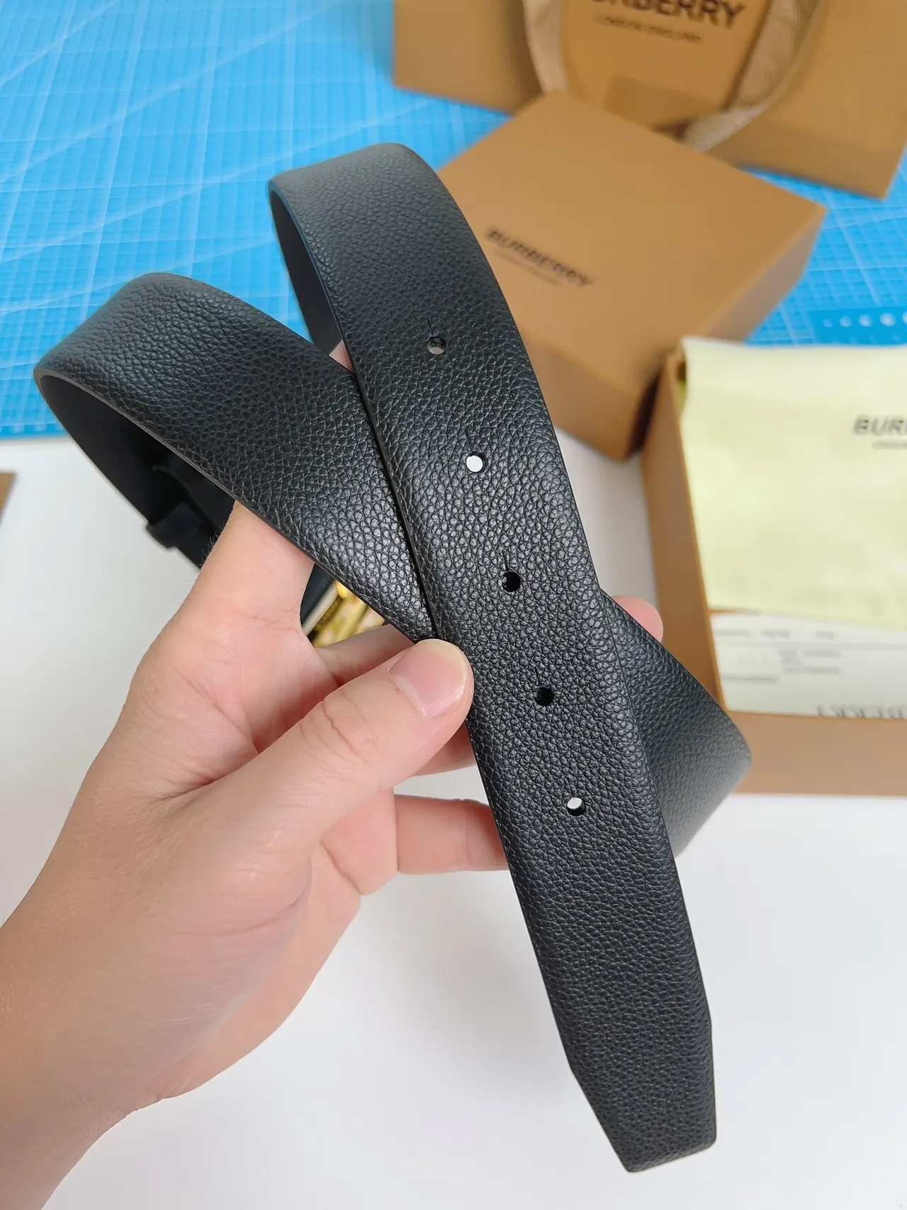 Burberry TB Belt couro preto texturizado fivela monograma dourado couro cinto 6
