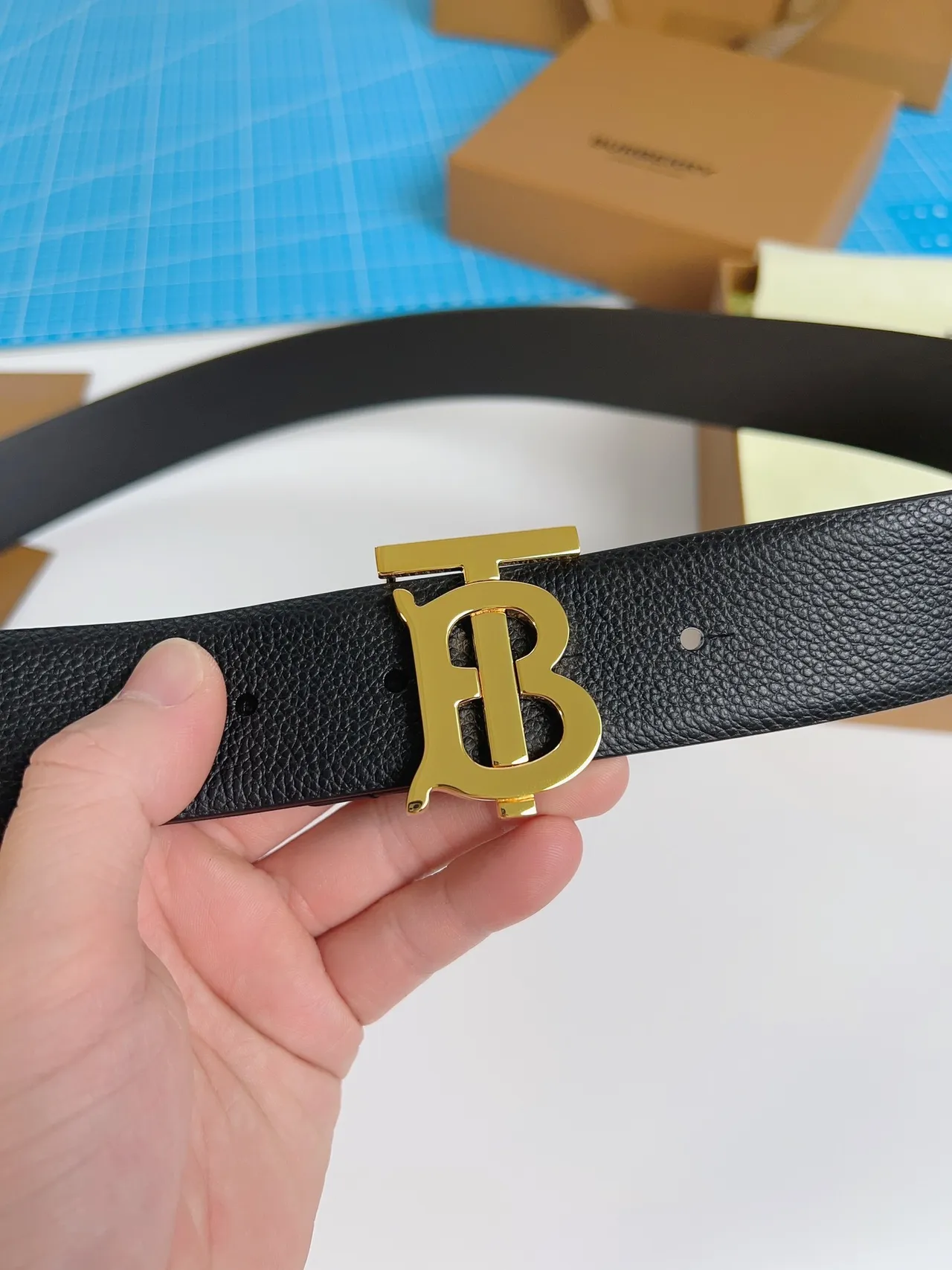 Burberry TB Belt couro preto texturizado fivela monograma dourado couro cinto 7