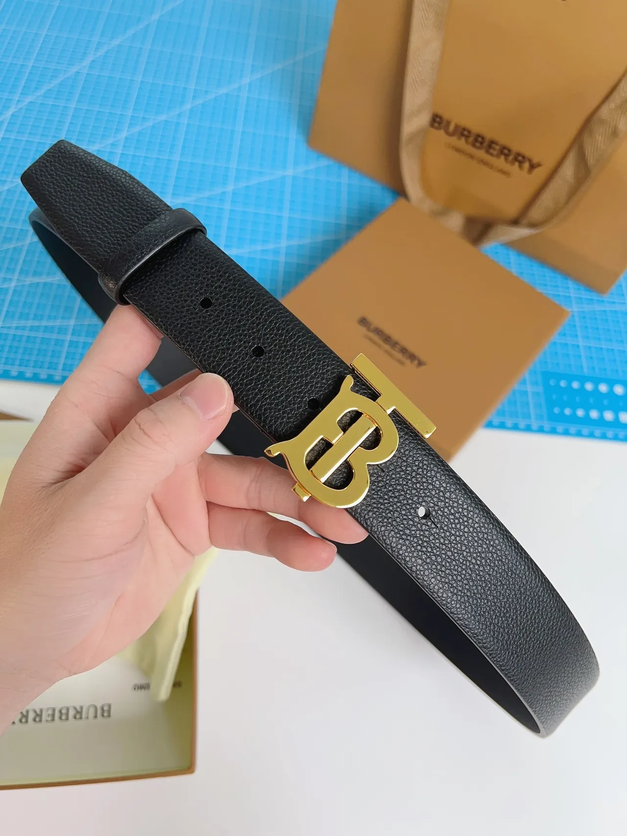 Burberry TB Belt couro preto texturizado fivela monograma dourado couro cinto 8