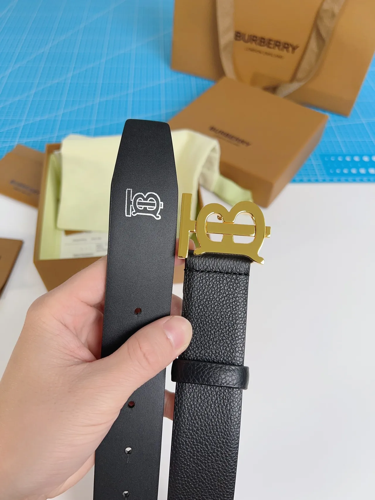 Burberry TB Belt couro preto texturizado fivela monograma dourado couro cinto 9