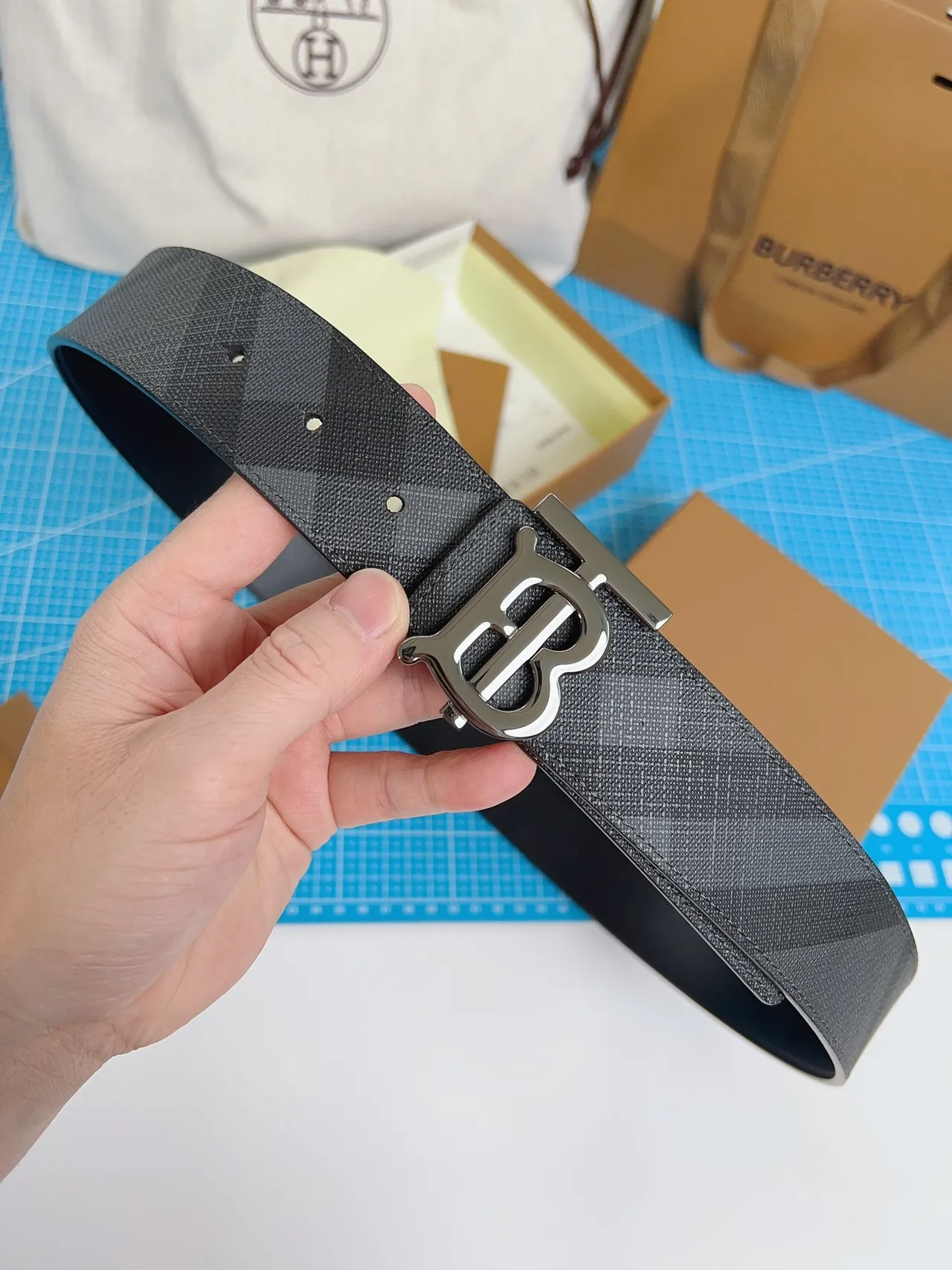 Burberry TB Belt Cinto de couro cinza casa a quadros 2