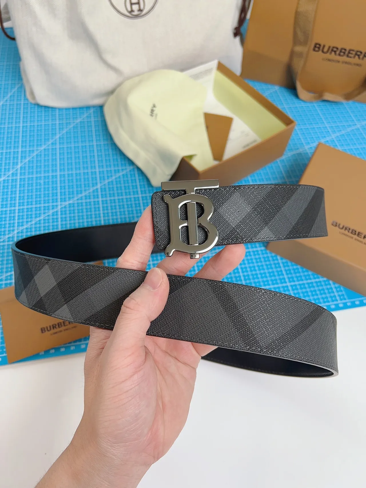 Burberry TB Belt Cinto de couro cinza casa a quadros 3