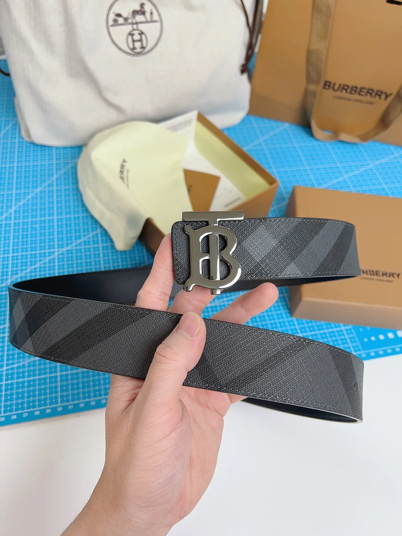 Burberry TB Belt Cinto de couro cinza casa a quadros 5