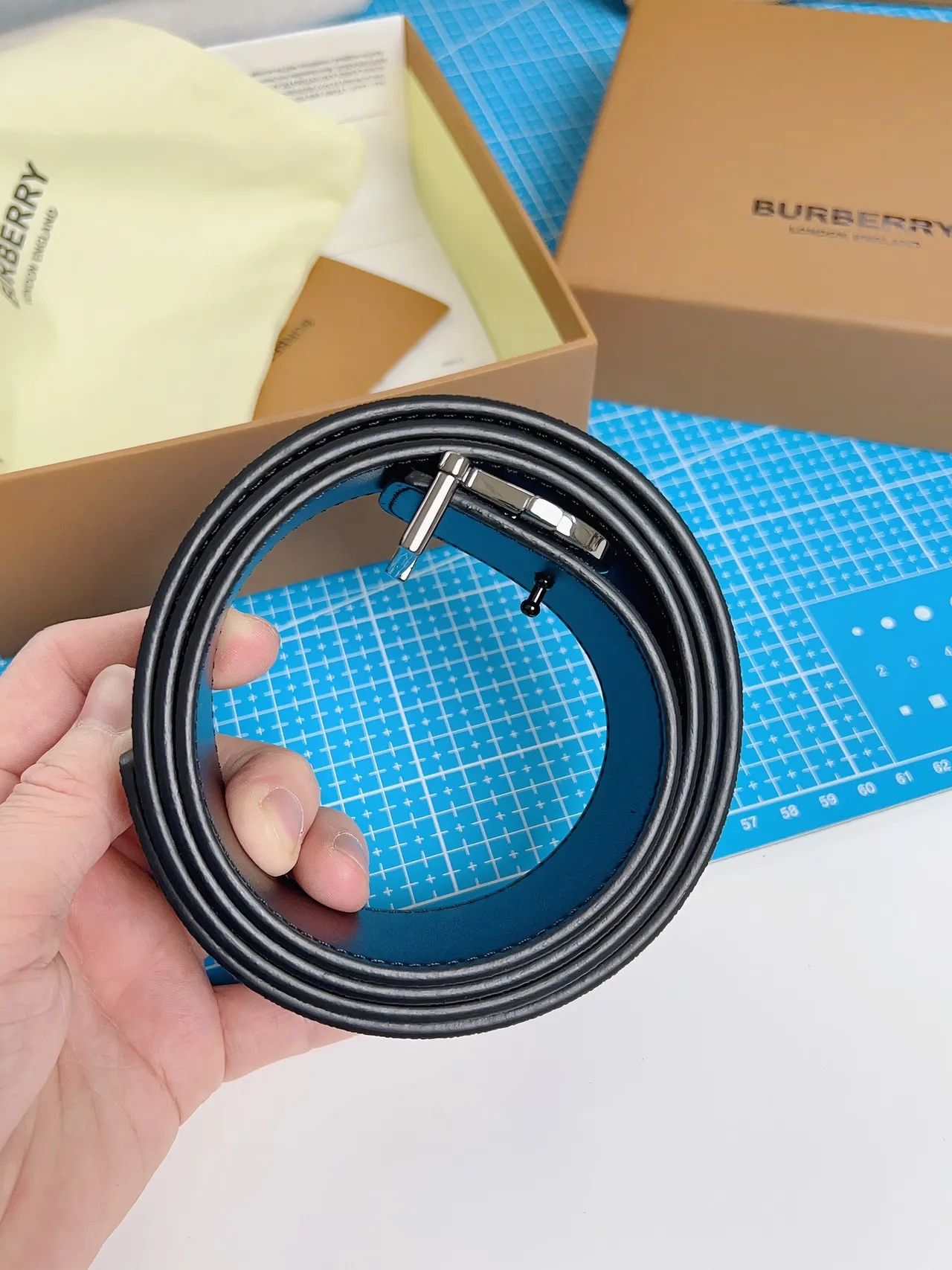 Burberry TB Belt Cinto de couro cinza casa a quadros 7