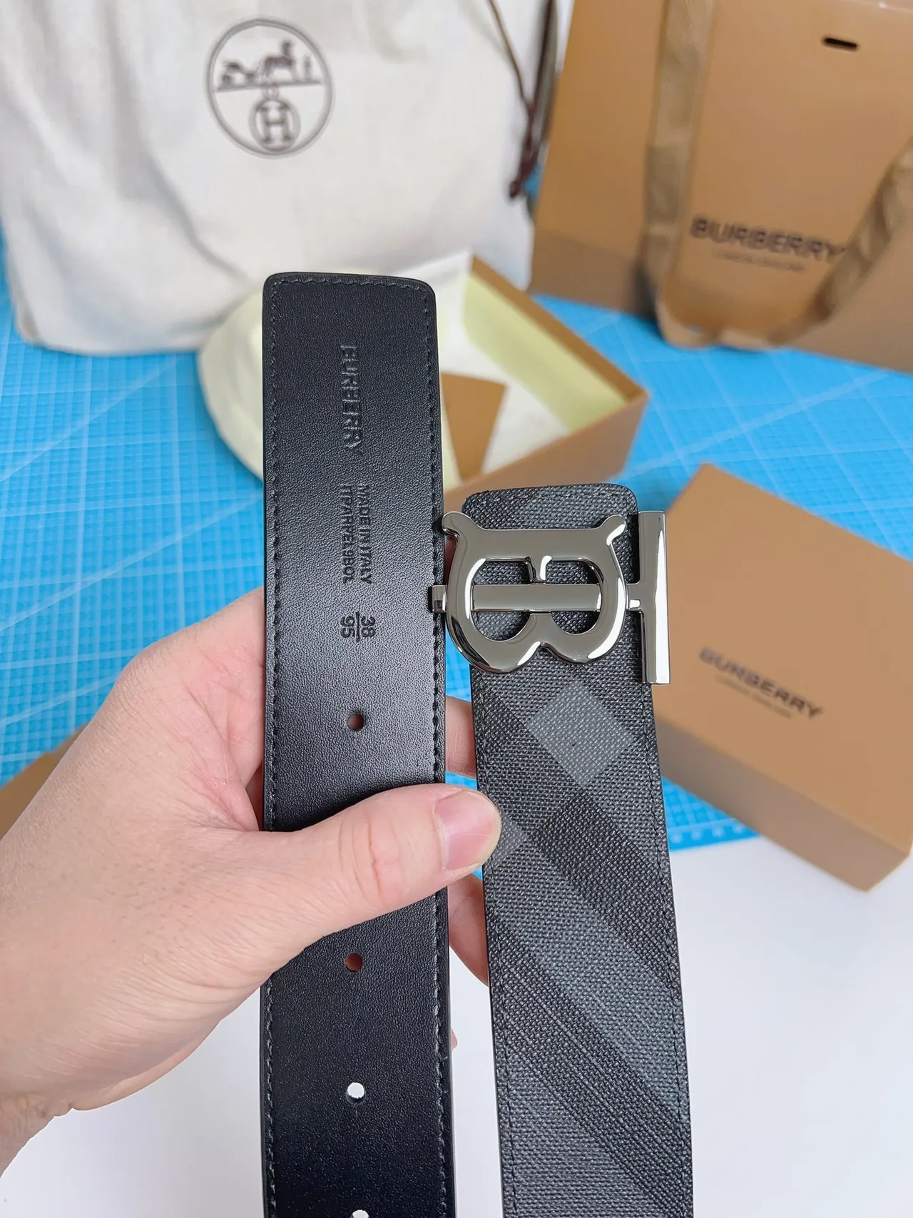 Burberry TB Belt Cinto de couro cinza casa a quadros 9