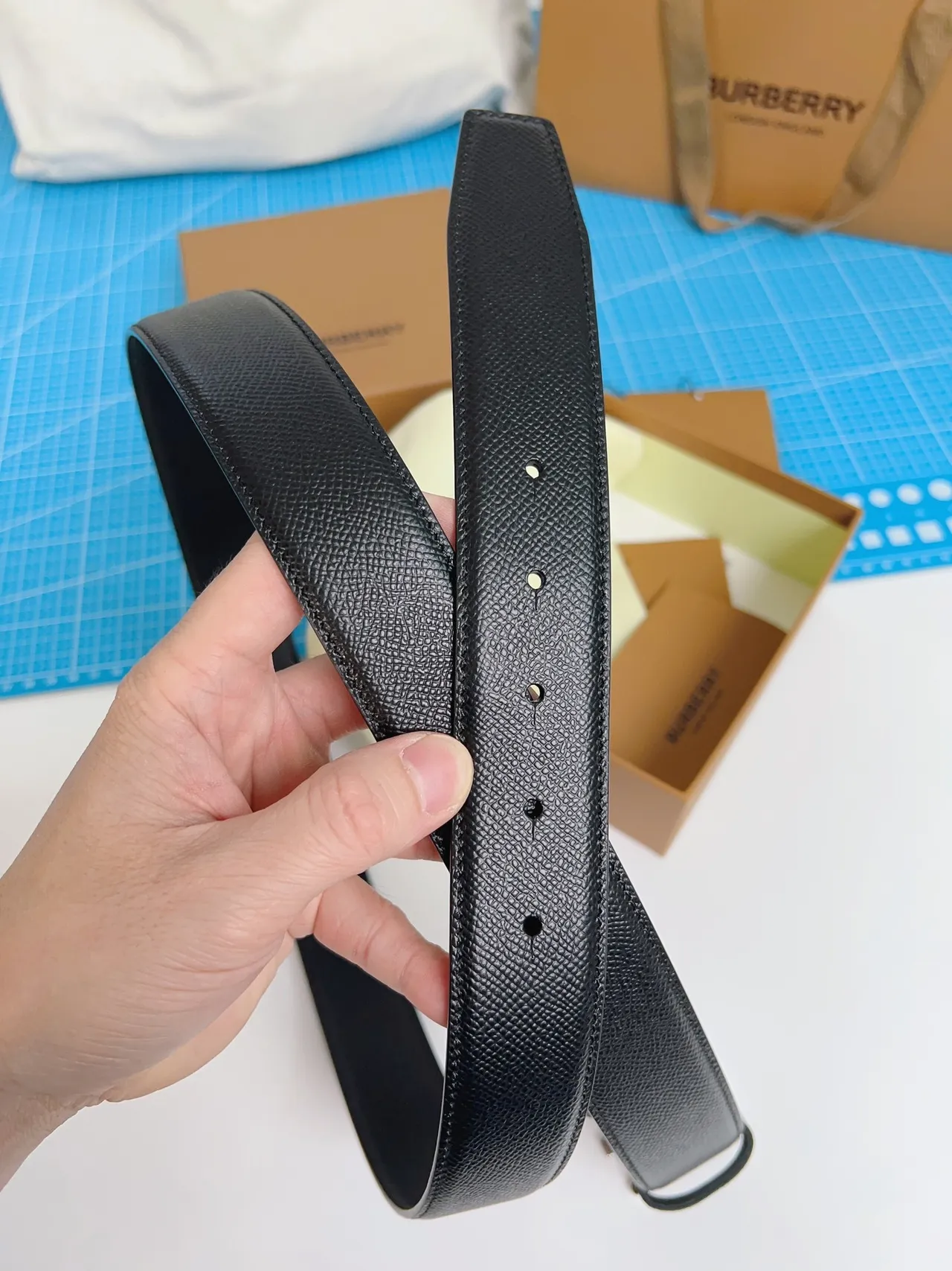 Burberry TB cinto com fivela preto couro texturizado 2