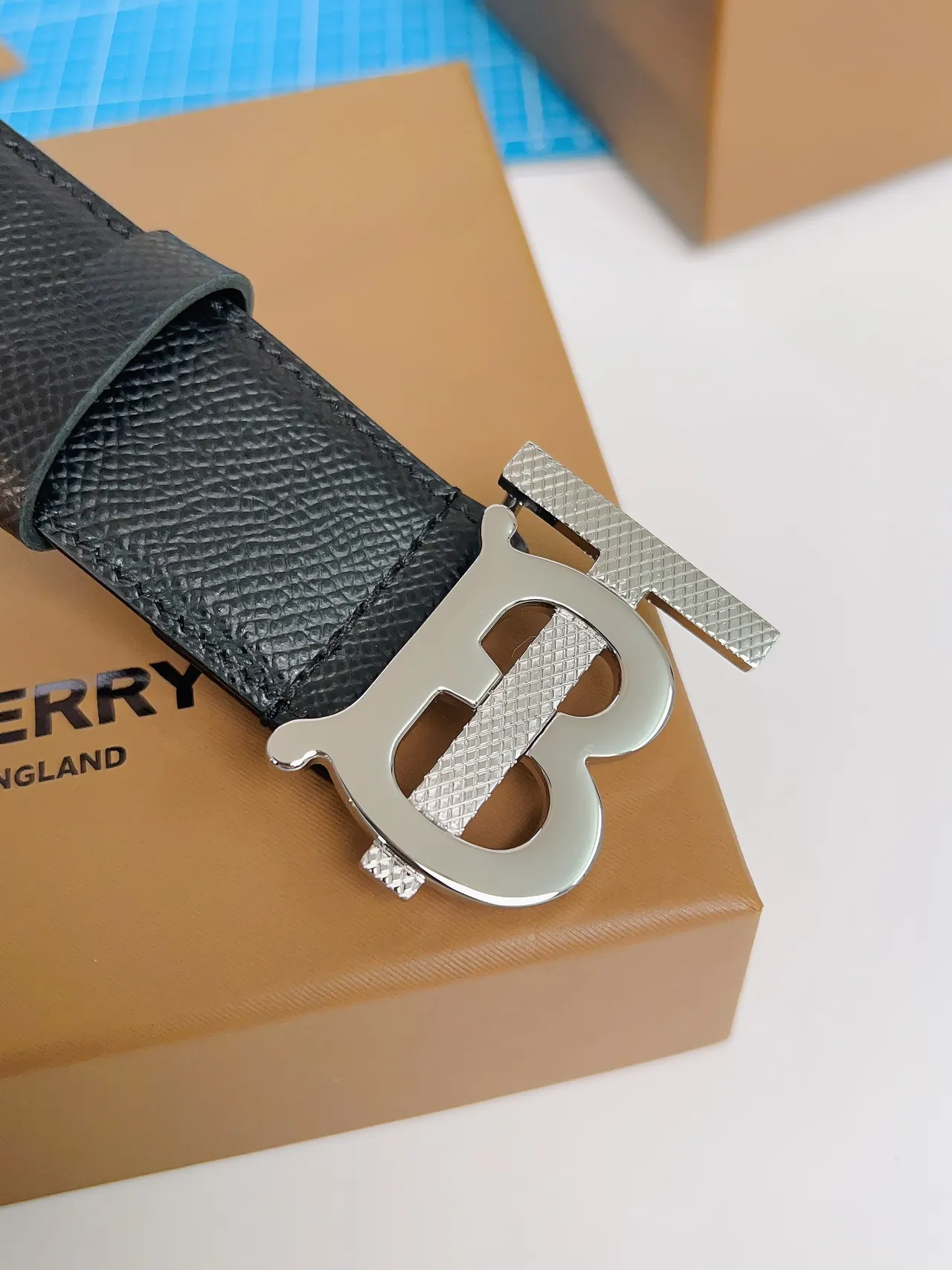 Burberry TB cinto com fivela preto couro texturizado 5