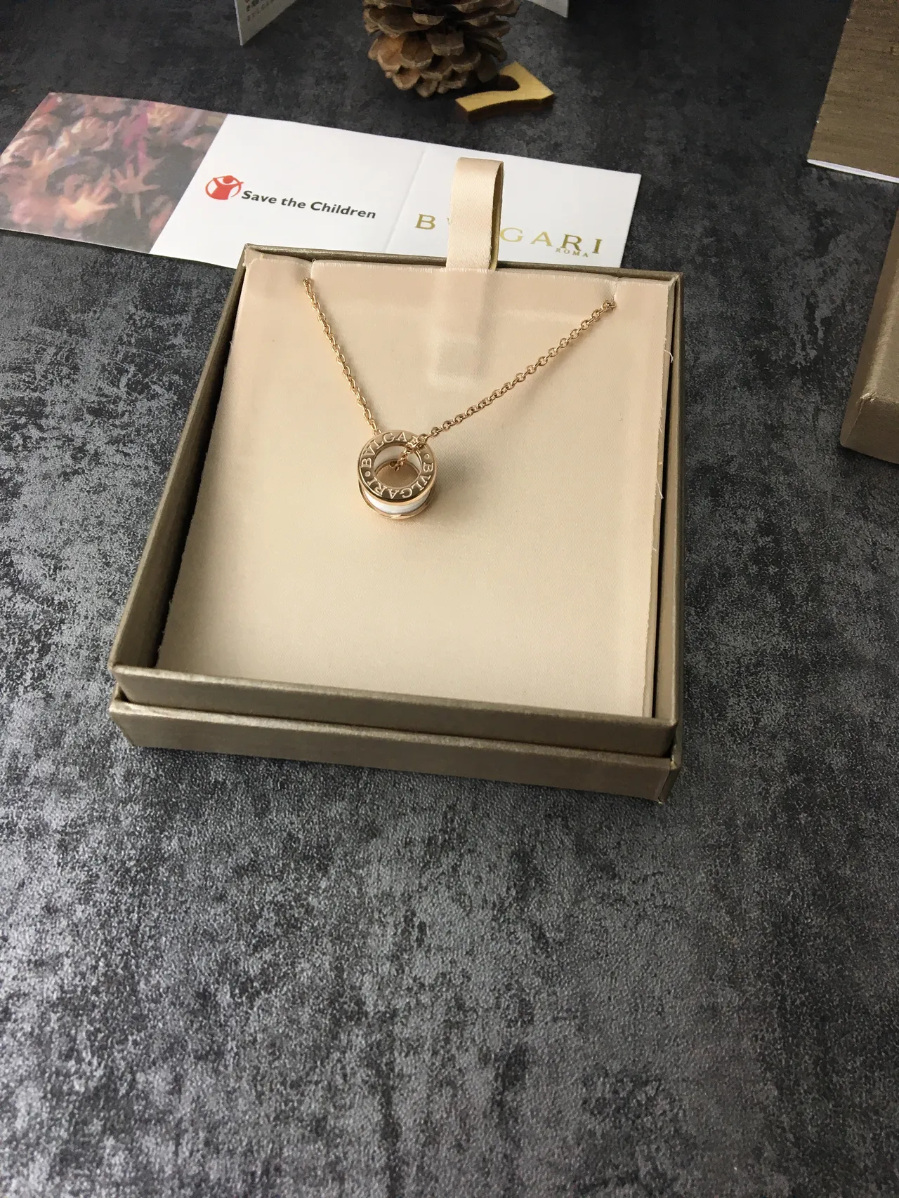 Bvlgari B.zero1 قلادة أسطوانية دوارة ذهبية بيضاء محفورة بشعار للحلقة 2