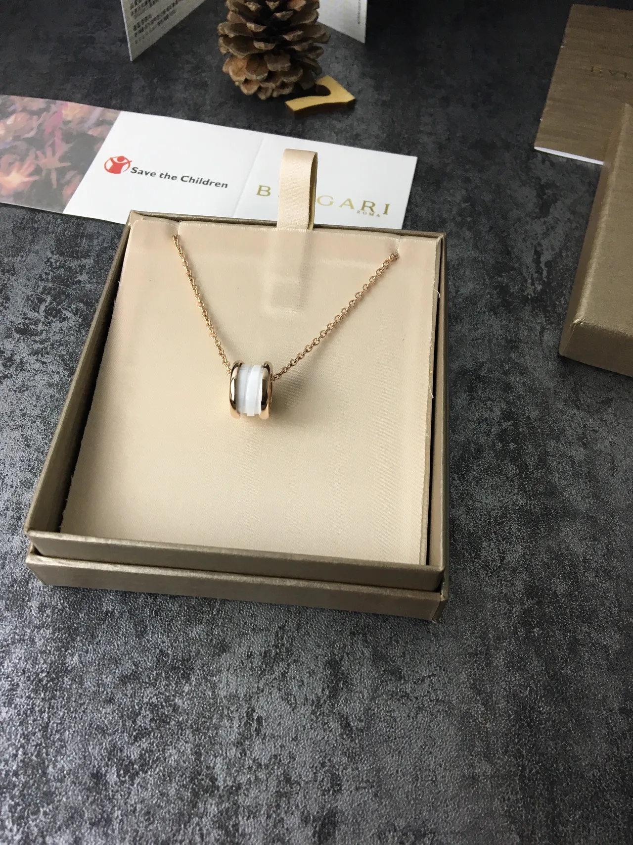 Bvlgari B.zero1 قلادة أسطوانية دوارة ذهبية بيضاء محفورة بشعار للحلقة 3