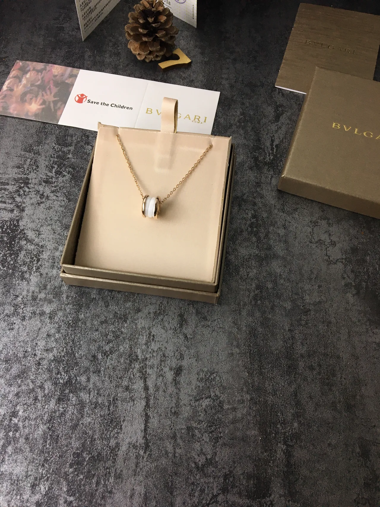 Bvlgari B.zero1 قلادة أسطوانية دوارة ذهبية بيضاء محفورة بشعار للحلقة 4