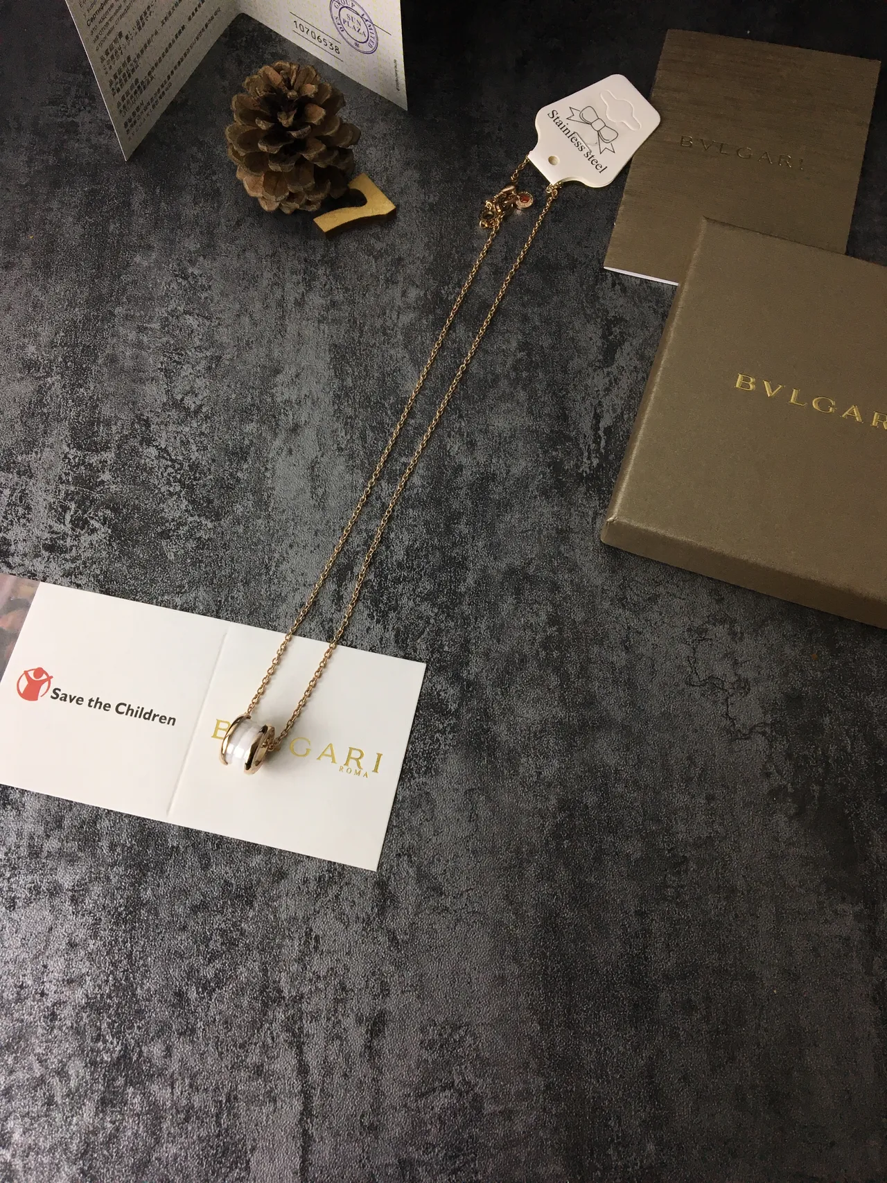 Bvlgari B.zero1 قلادة أسطوانية دوارة ذهبية بيضاء محفورة بشعار للحلقة 7