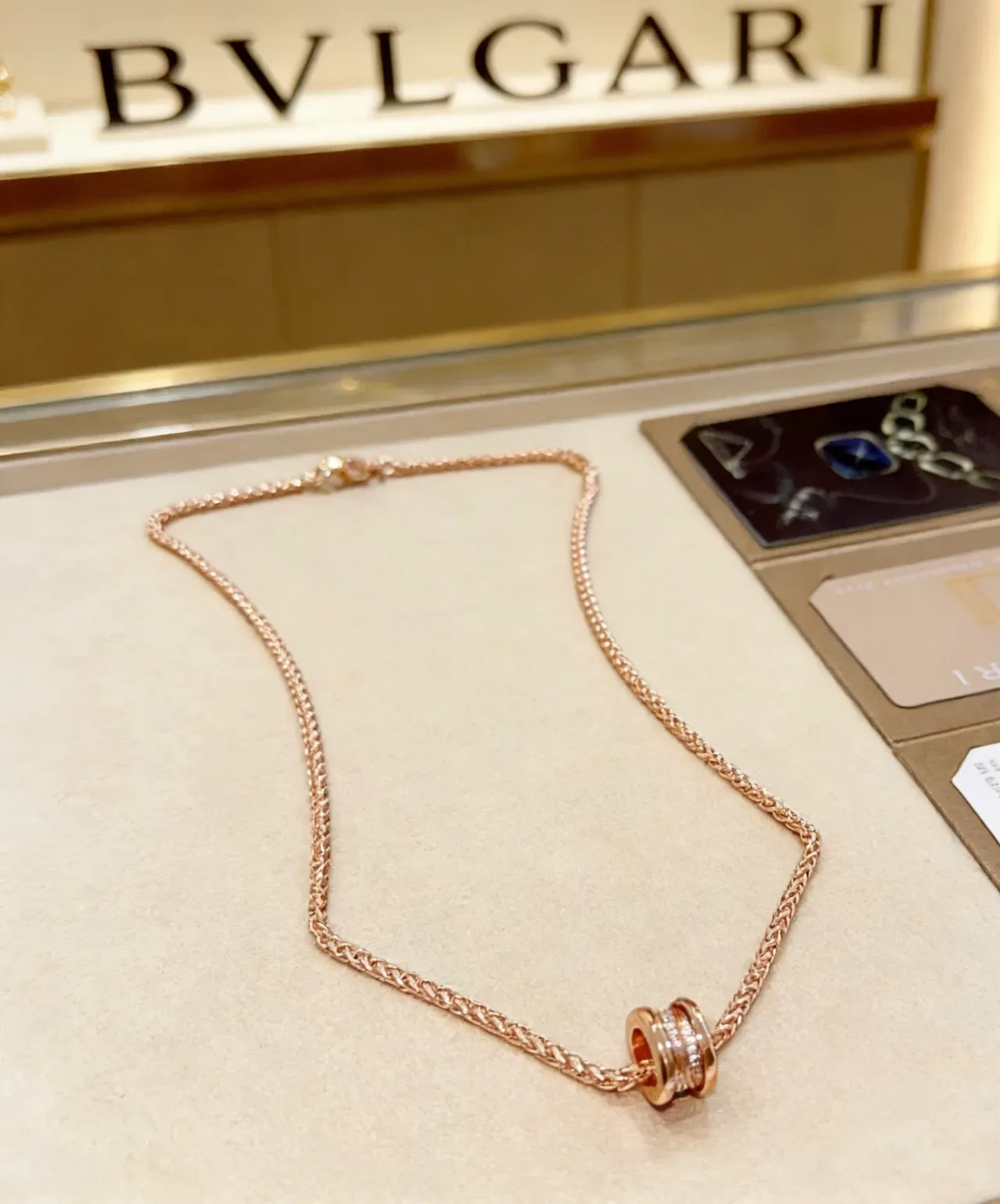 Bvlgari B.zero1 Corrente trançada de ouro rosa com pingante Pavé 9