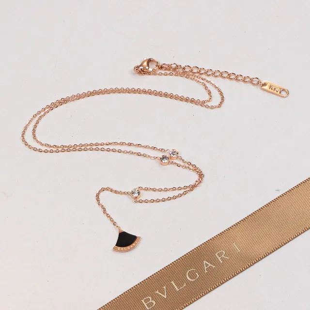 Bvlgari Divas’ Dream Collier pendentif en forme d'éventail émaillé noir 3