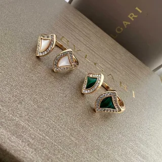 Bvlgari Divas’ Dream सोने की हरी पंखुड़ी मोटिफ पवसेट क्रिस्टल रिंग
