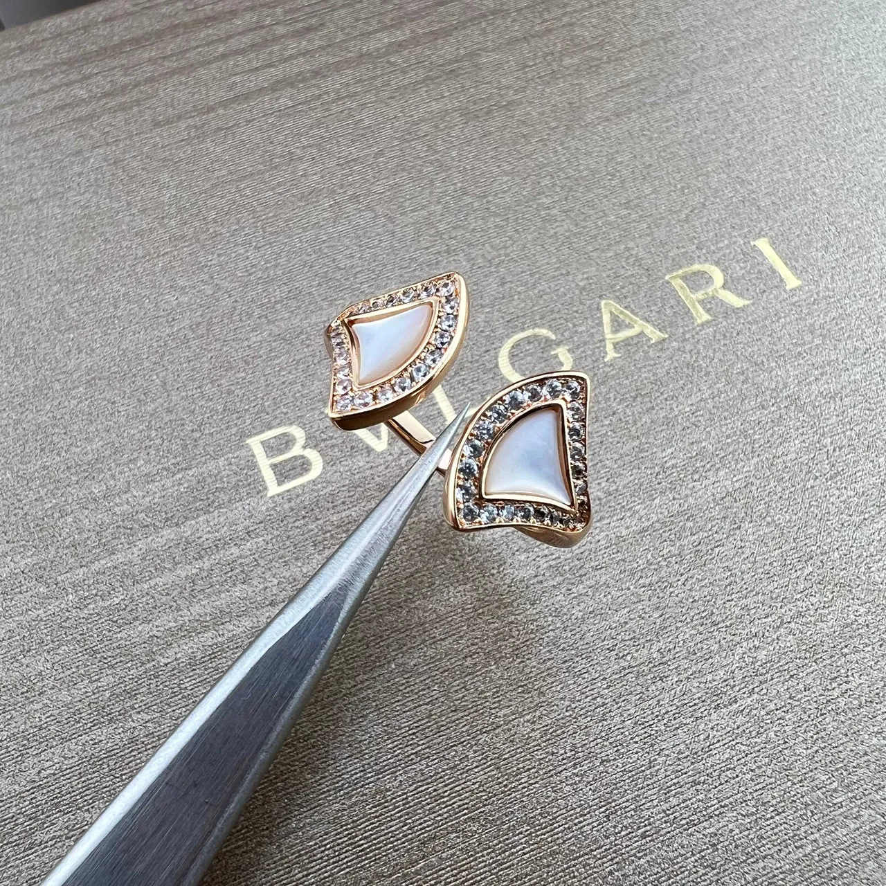 Bvlgari Divas’ Dream Bague en Cristaux Pavé-Set avec Motif en Forme d'Éventail Doré Vert 3