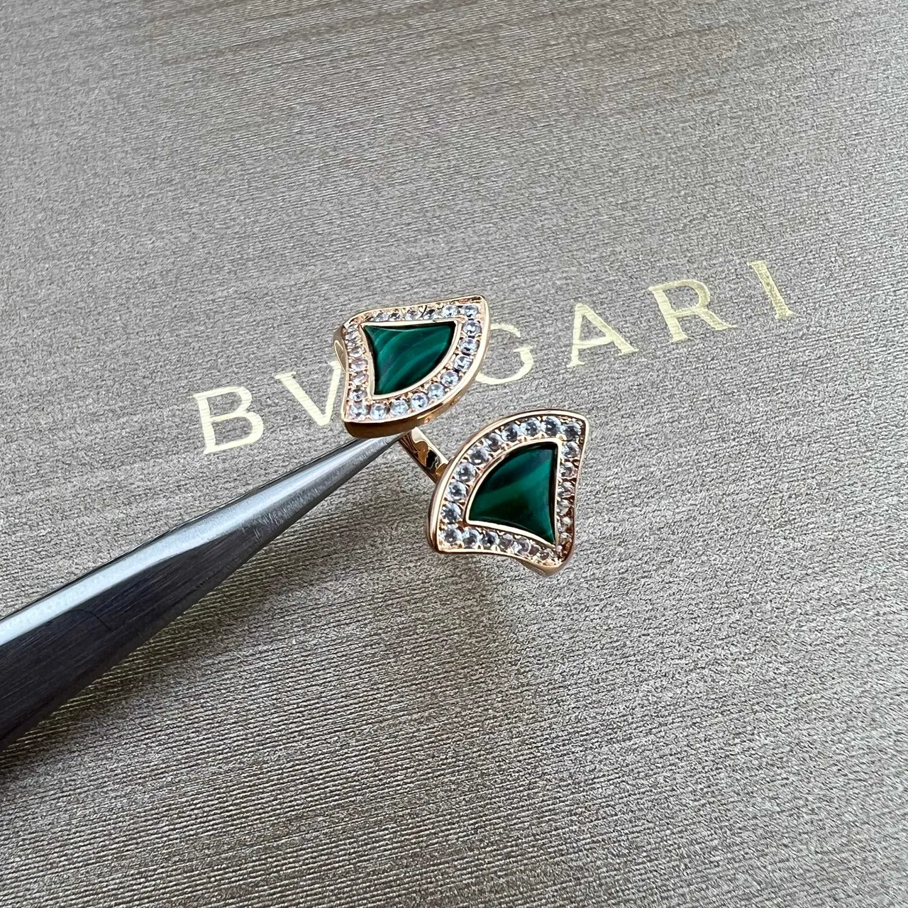 Bvlgari Divas’ Dream Bague en Cristaux Pavé-Set avec Motif en Forme d'Éventail Doré Vert 4