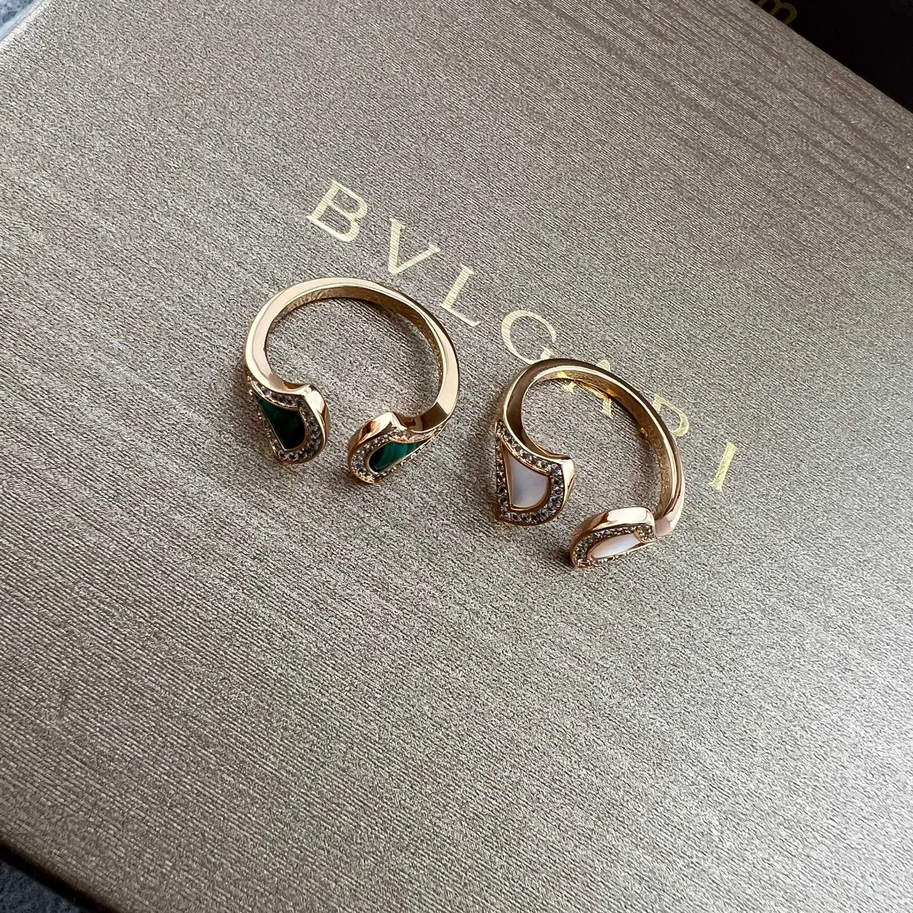 Bvlgari Divas’ Dream Bague en Cristaux Pavé-Set avec Motif en Forme d'Éventail Doré Vert 5