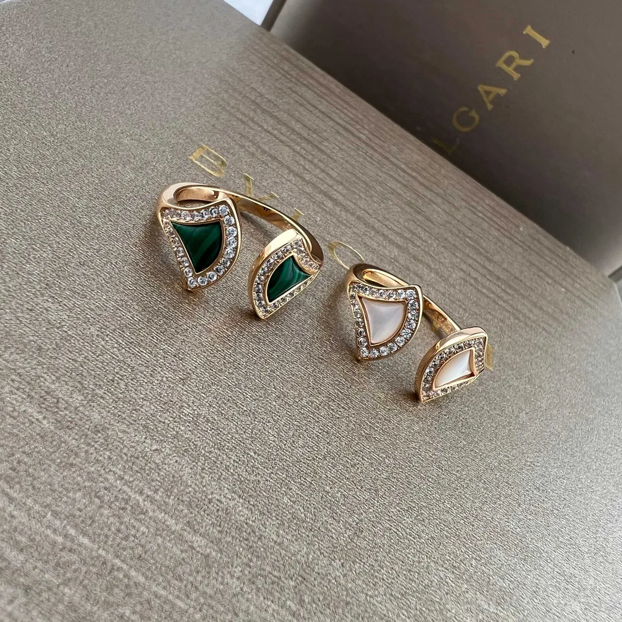 Bvlgari Divas’ Dream Bague en Cristaux Pavé-Set avec Motif en Forme d'Éventail Doré Vert 6