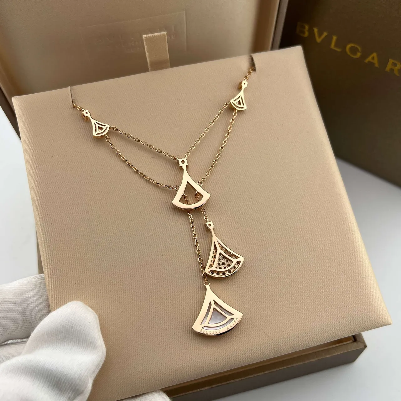 Bvlgari Divas’ Dream Ton Or Pavé et Mère de Perle Collier 3