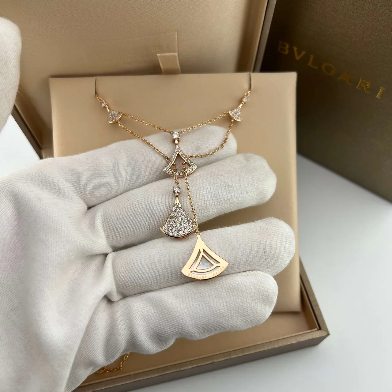 Bvlgari Divas’ Dream Ton Or Pavé et Mère de Perle Collier 4