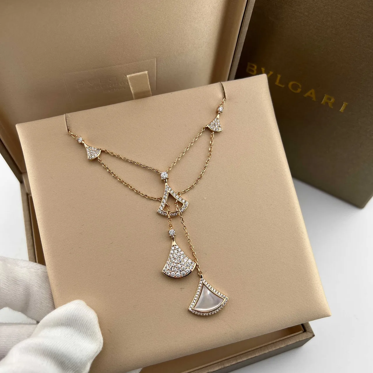 Bvlgari Divas’ Dream Ton Or Pavé et Mère de Perle Collier 5