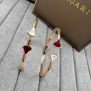 Bvlgari Divas’ Dream সোনালি টোন লাল এবং সাদা পাখা আকারের ইনল ব্রেসলেট