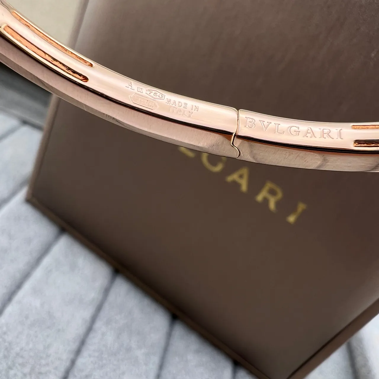 Bvlgari Divas’ Dream braceletes de ton dourado com inlay de leque vermelho e branco 2