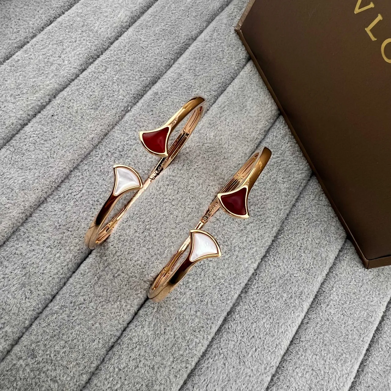 Bvlgari Divas’ Dream braceletes de ton dourado com inlay de leque vermelho e branco 3