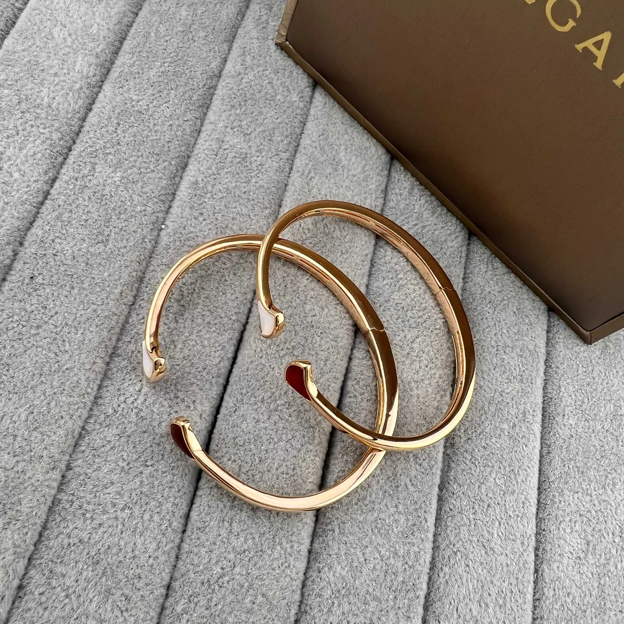 Bvlgari Divas’ Dream braceletes de ton dourado com inlay de leque vermelho e branco 4