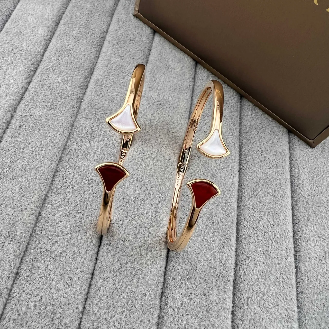 Bvlgari Divas’ Dream braceletes de ton dourado com inlay de leque vermelho e branco 5