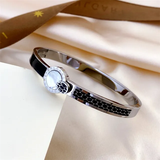Bvlgari Bracelet rigide or noir avec incrustation d'émail nid d'abeille 2