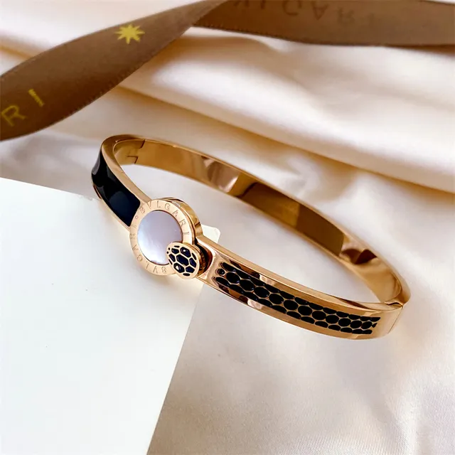 Bvlgari Bracelet rigide or noir avec incrustation d'émail nid d'abeille 3