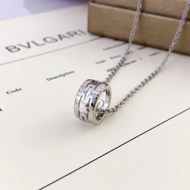 Bvlgari Colar com pingente cilíndrico aberto em ouro e prata com motivo geométrico entrelacado 2