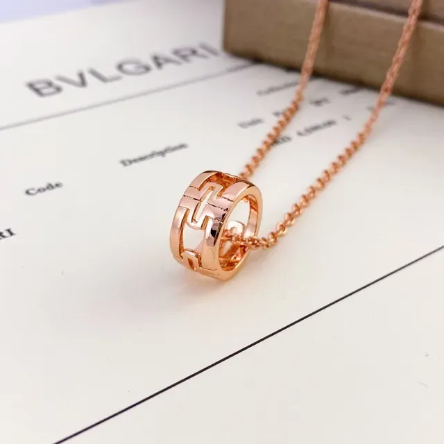 Bvlgari Colar com pingente cilíndrico aberto em ouro e prata com motivo geométrico entrelacado 3