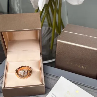 Bvlgari सोने का सफेद विभाजित स्केल जैसी पट्टी पावे सेट त्रिकोणीय केंद्र अंगूठी
