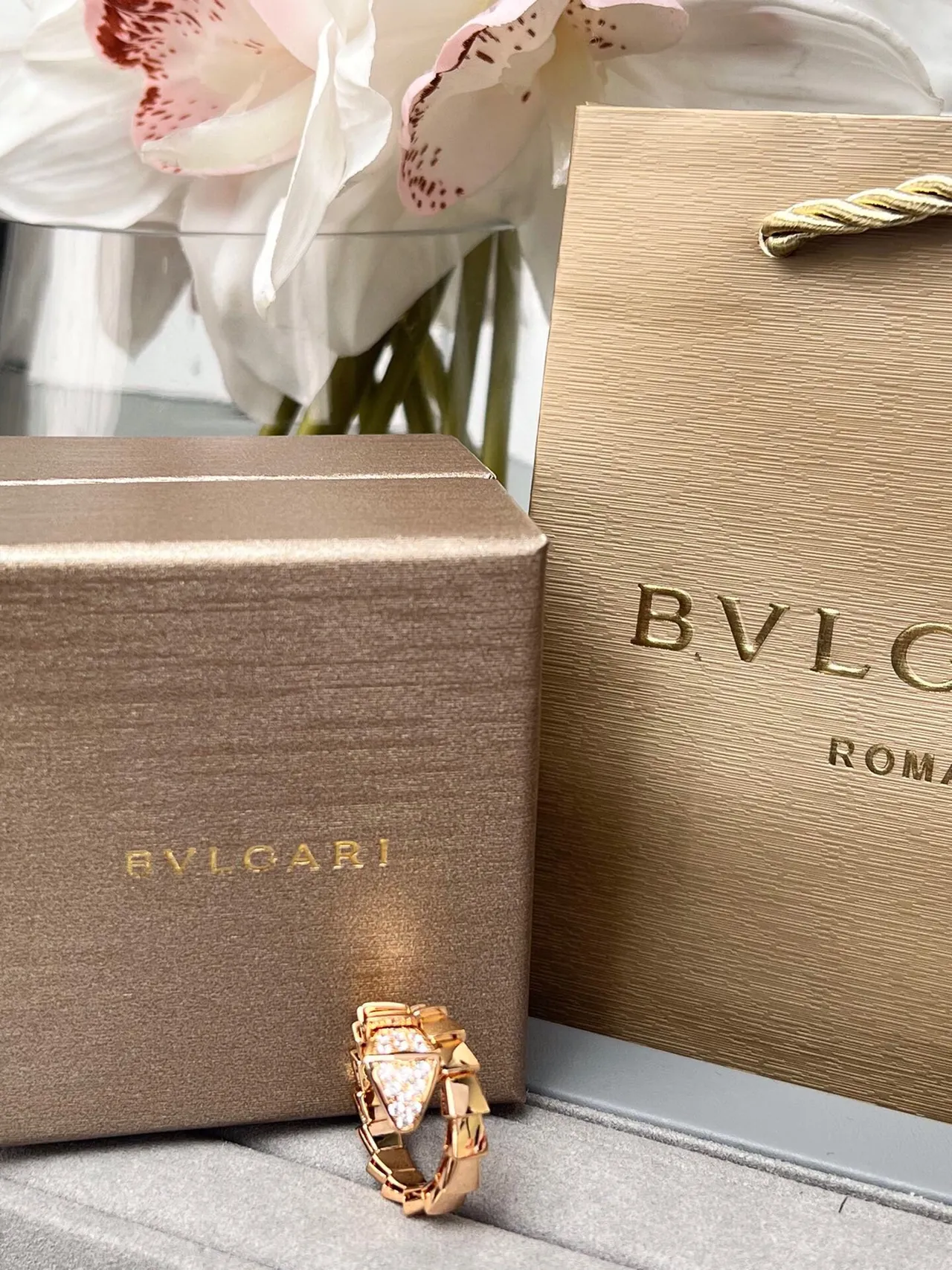 Bvlgari Gold White Segmented Scale-Like Band Pavé-Set Triangular Center Ring 5