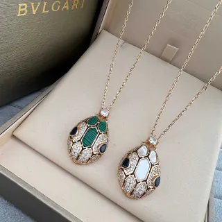 Bvlgari Serpenti Or Vert Tête Serpentine Silhouette Motif Écaille Géométrique Collier