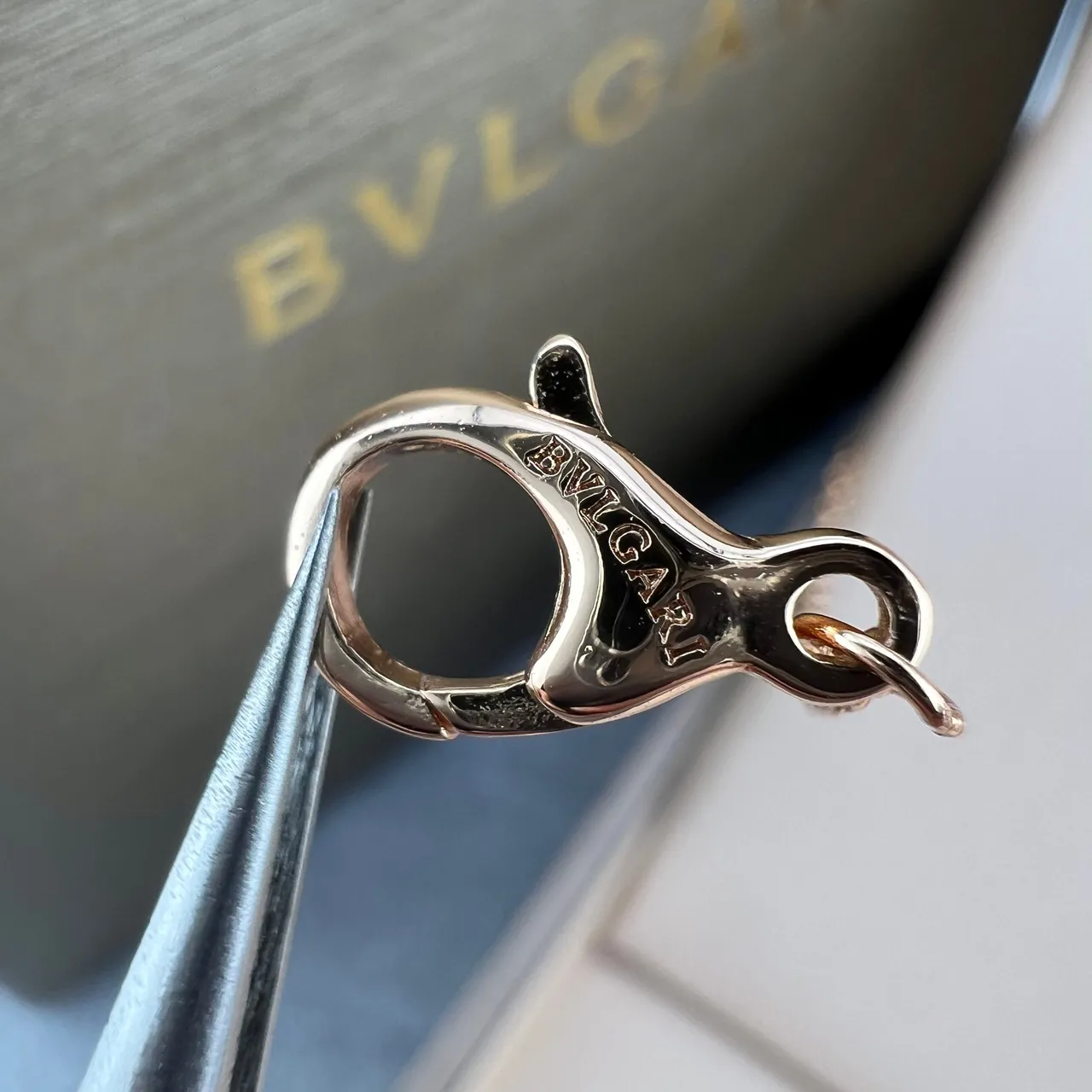 Bvlgari Serpenti Or Vert Tête Serpentine Silhouette Motif Écaille Géométrique Collier 2