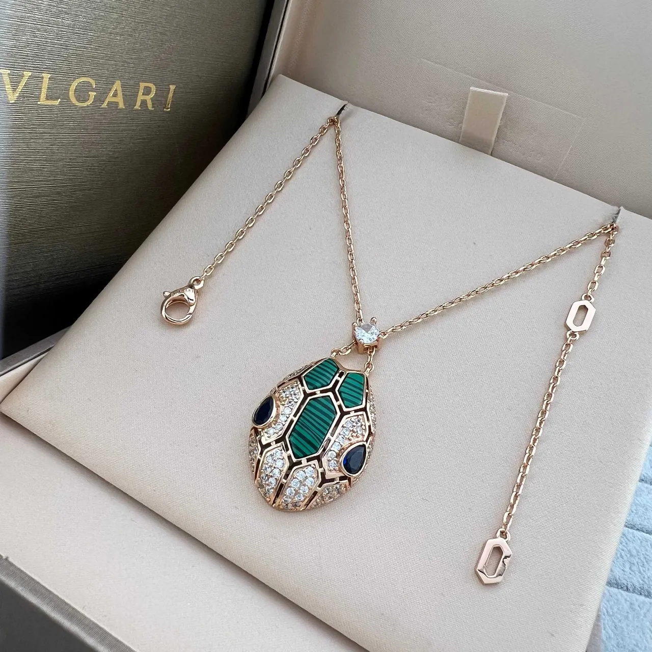 Bvlgari Serpenti Or Vert Tête Serpentine Silhouette Motif Écaille Géométrique Collier 4