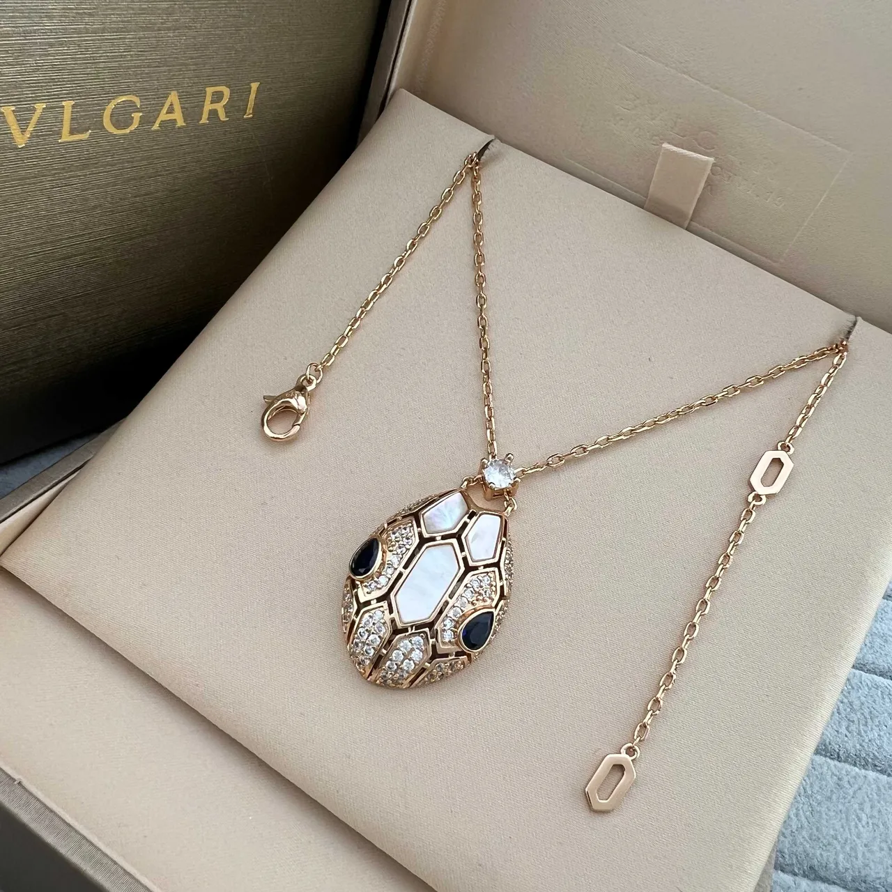 Bvlgari Serpenti Or Vert Tête Serpentine Silhouette Motif Écaille Géométrique Collier 5