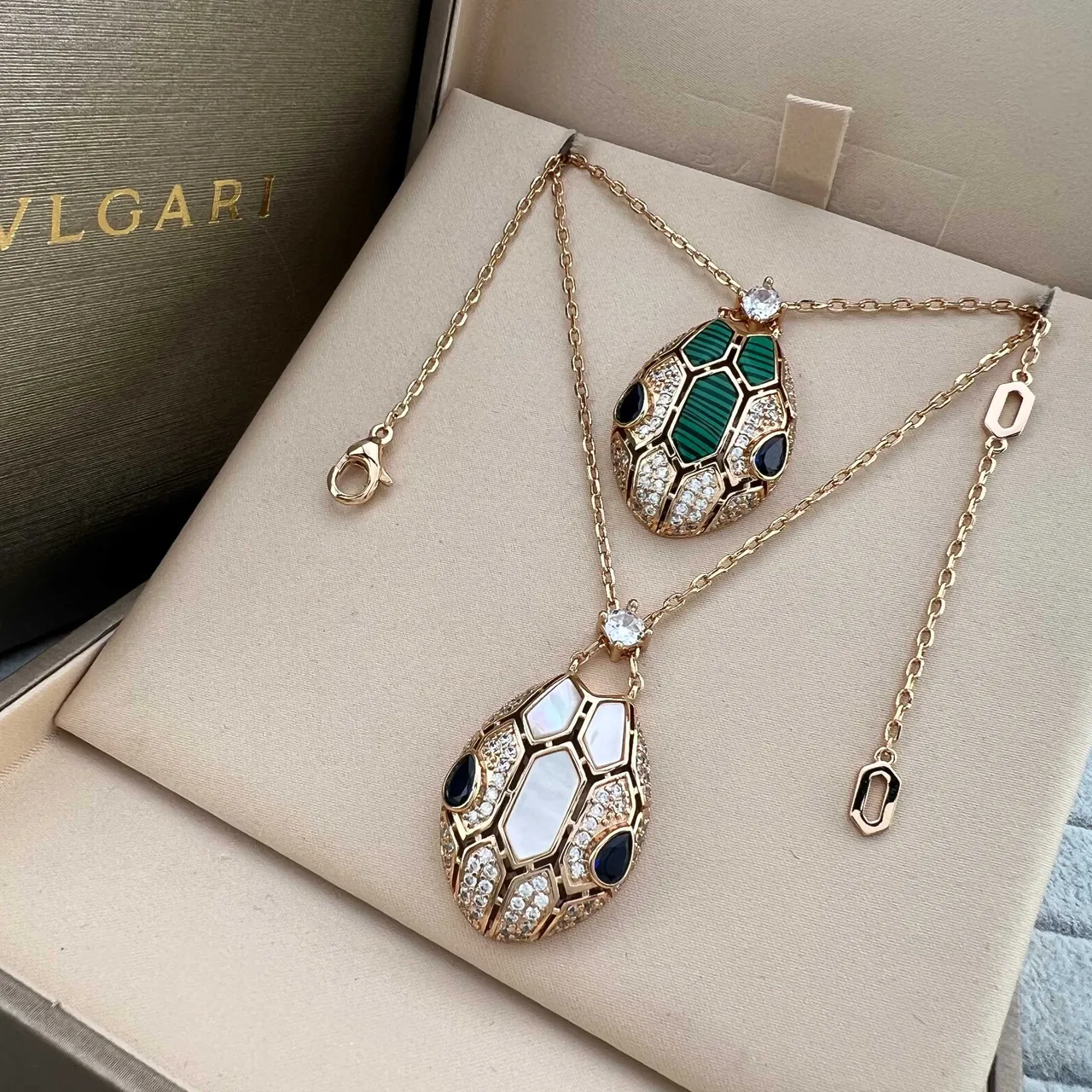 Bvlgari Serpenti Or Vert Tête Serpentine Silhouette Motif Écaille Géométrique Collier 6
