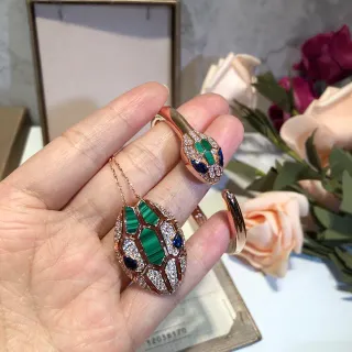 Bvlgari Serpenti ম্যালাকাইট এবং স্যাফায়ার প্যাভে রোজ গোল্ড নেকলেস