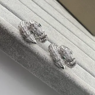 Bvlgari Serpenti पवे़ डायमंड और इमराल्ड स्नेक हेड ईयररिंग्स