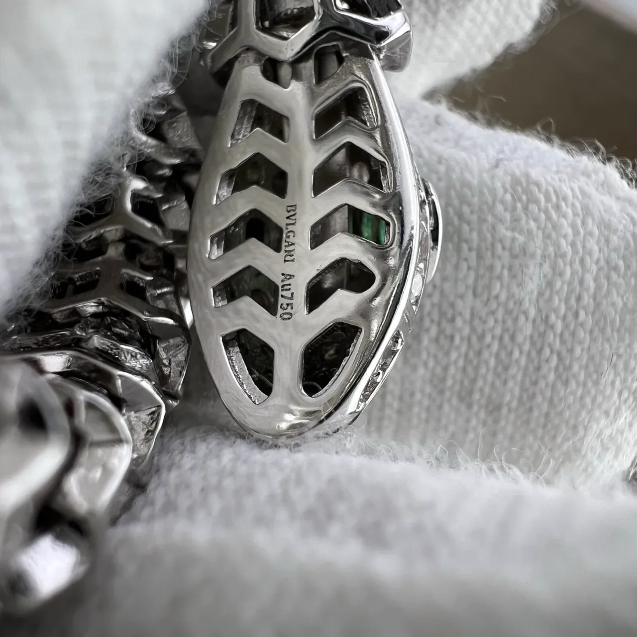 Bvlgari Serpenti Boucles d'oreilles Pavé Diamants et Émeraudes Tête de Serpent 2